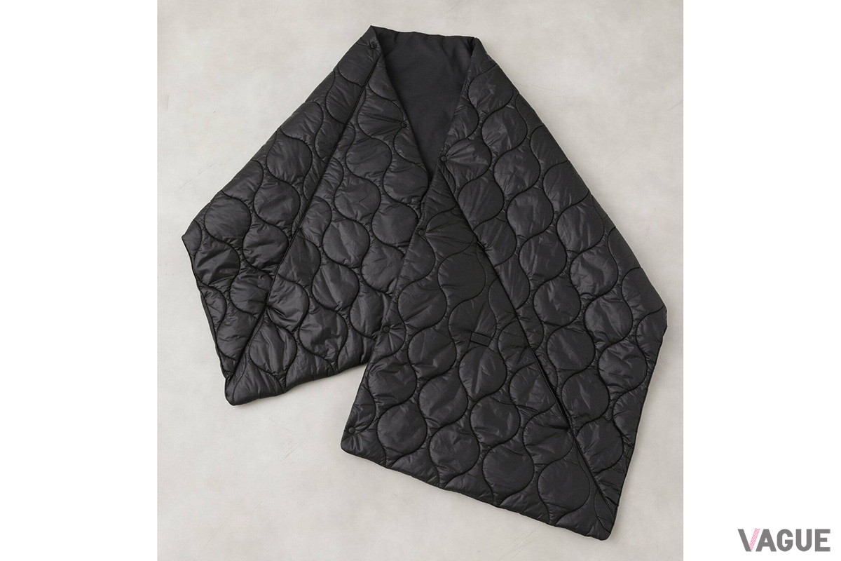 「HEAT SYSTEM リバーシブル ショール」はボタンつきで、羽織った際にズレ落ちることなく、ポンチョ感覚で着用できる。ひざ掛けや腰巻きとしても重宝する