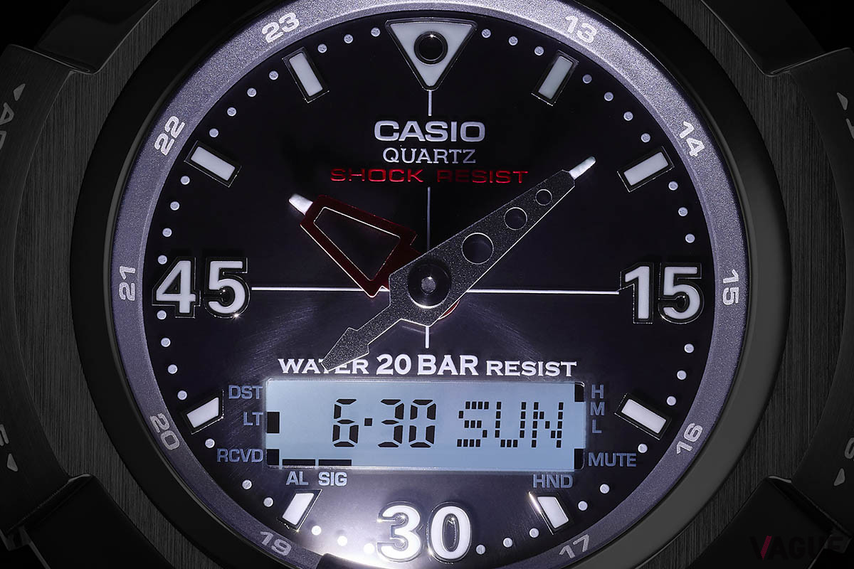 暗闇では腕を傾けるだけで発光するフルオートダブルLEDライトを搭載