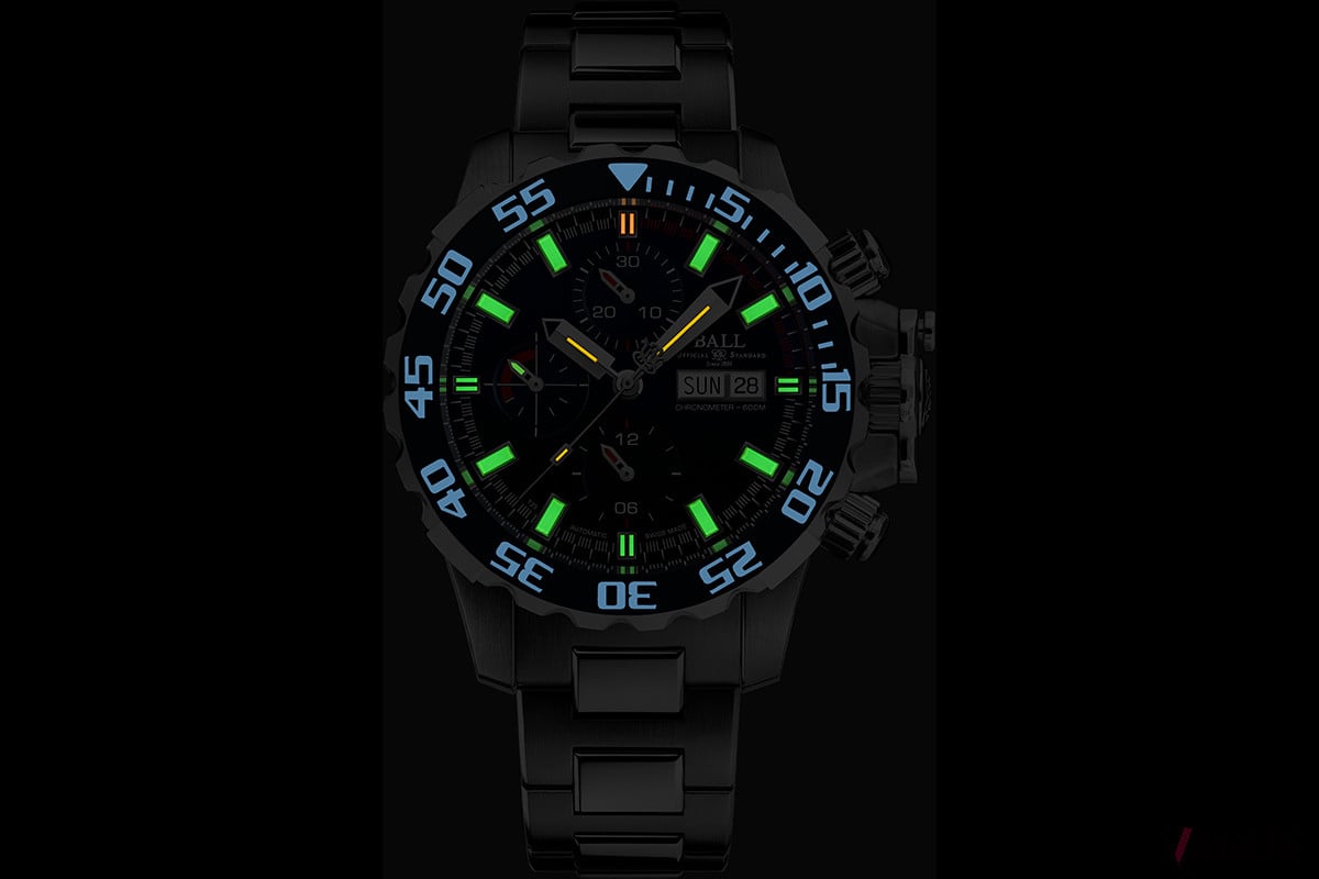 ダイヤルとベゼルで2種類の夜光が施されているため、夜間の視認性もバッチリ