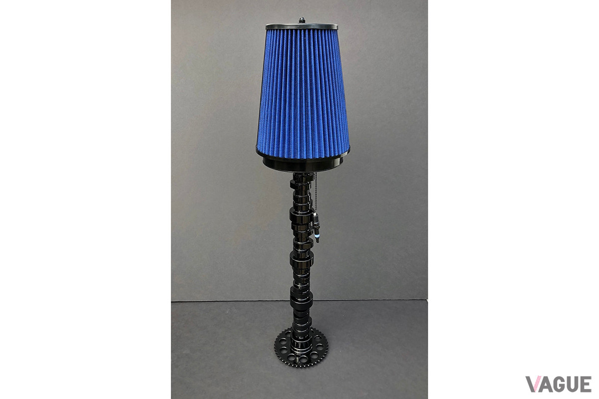 エアクリーナーをシェードに使ったランプ。柱はクランクシャフトを利用している（C）ALARIS INVENT