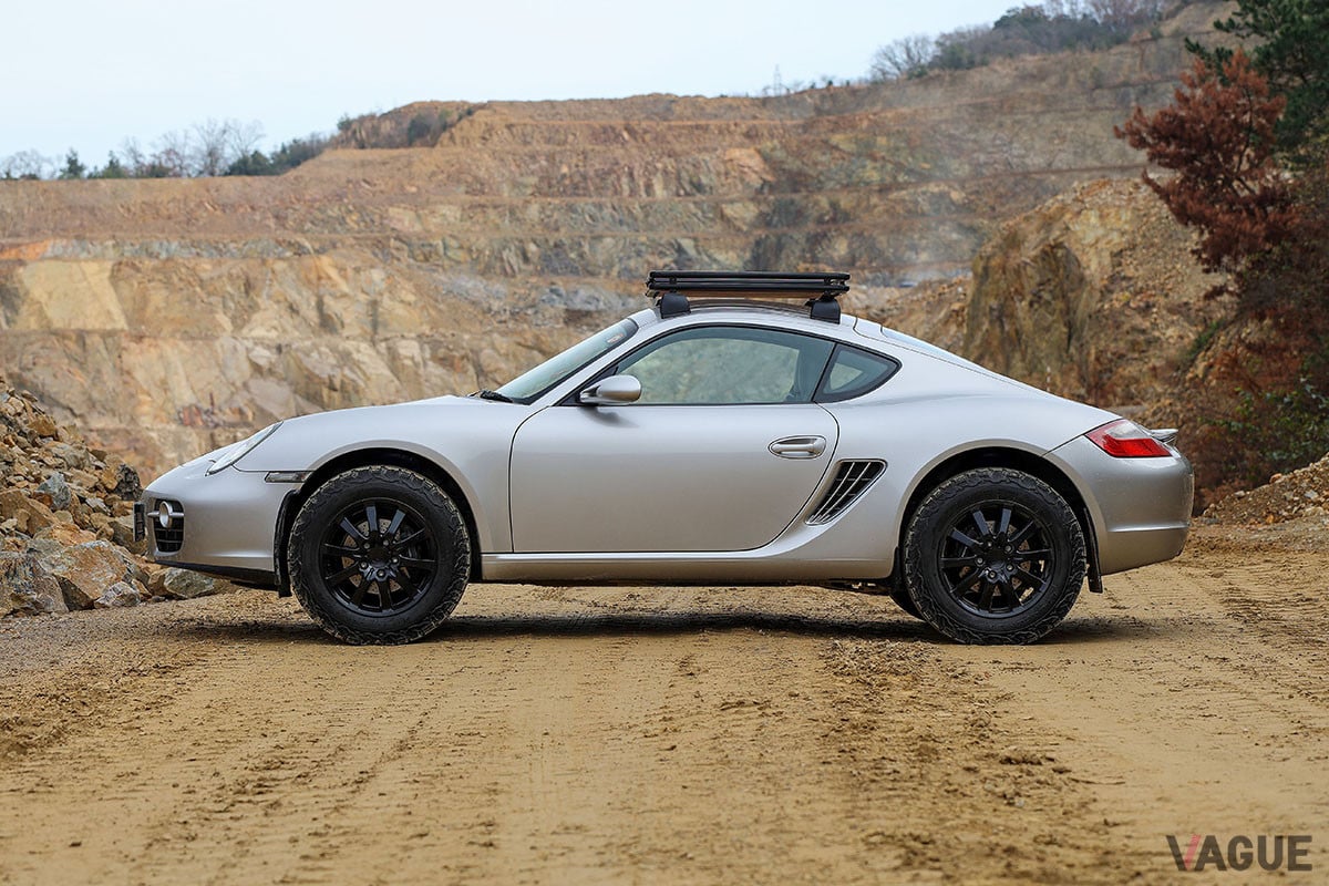 ポルシェは「911」や「959」などでのラリー参戦もあるため、「ケイマン」のリフトアップ仕様も違和感がない