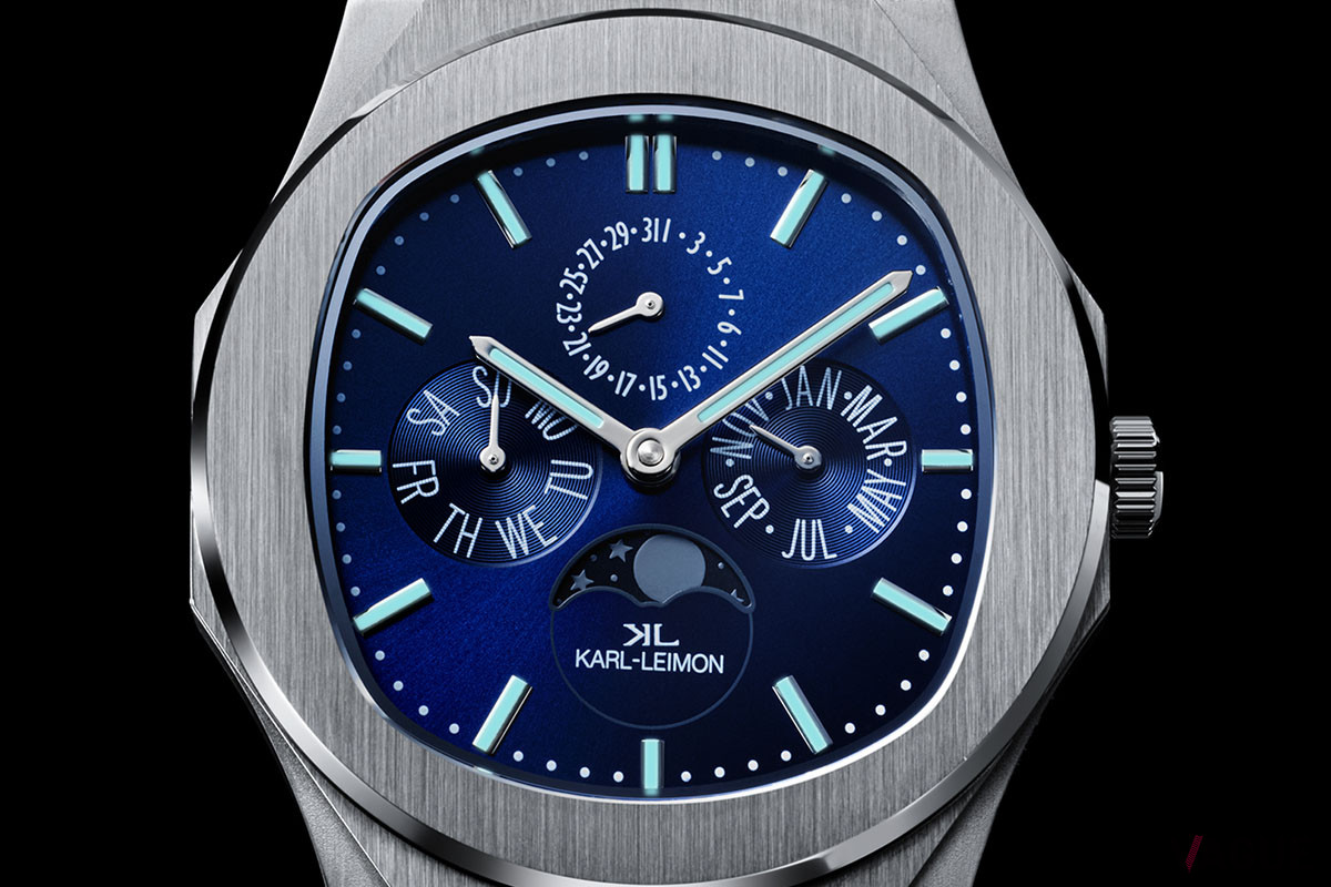 スポーツウォッチとして高い視認性を得るため、インデックスと針には蓄光塗料を使用し夜光機能を搭載