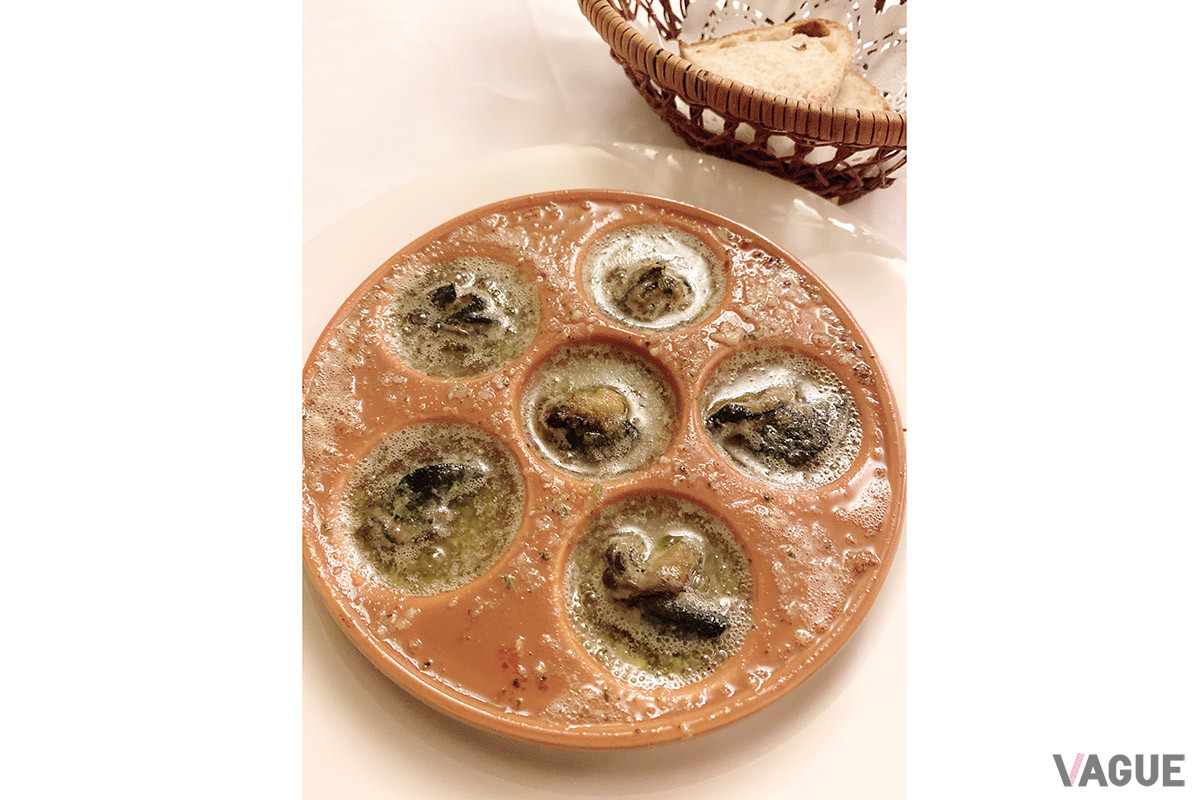 エスカルゴは殻から取り出す手間が省けて食べやすく、自家製パンに乗せていただいた（C）川合由希子