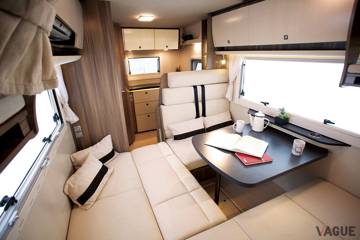 「ZIL」のリビングは開放感ある落ち着ける空間で、就寝時には大人3名が横になれるベッドが出現。また、特徴ともいうべき運転席上の“バンク”にも3名が就寝可能だ。