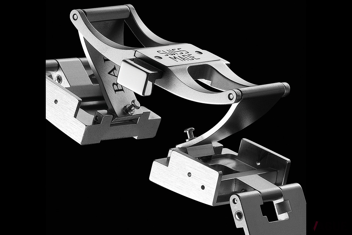 1,400ニュートン（約140kg重）の荷重にも耐える屈強なバックル