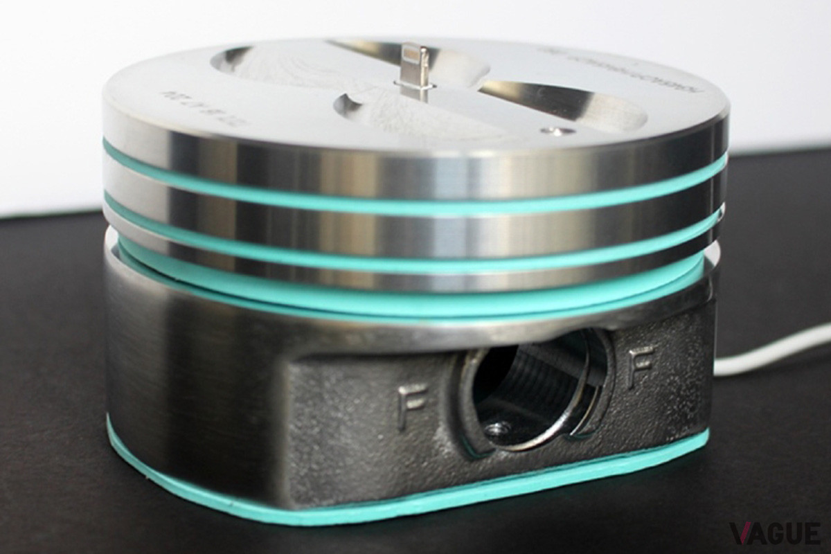 ピストンスマホスタンドは、好みのケーブルをはめ込めるため、iPhoneやアンドロイドスマホにも対応する（C）ALARIS INVENT