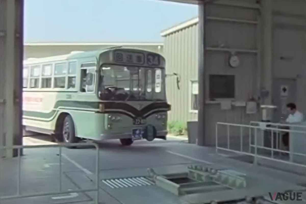 1982年当時に発表された京都市営バスのバッテリー交換所の映像。車体下から交換するというアイデアは、ベタープレイスやテスラと同じ（C）NPO法人科学映像館（YouTube）