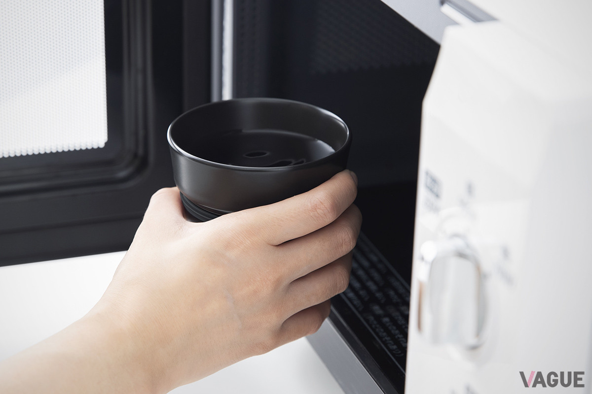 内側のセラミックカップのみ電子レンジに対応した「焼酎タンブラー（ATE-30）」。セラミックはにおい移りしにくいため、香りを楽しみたい焼酎やワインなどを味わうのに最適だ