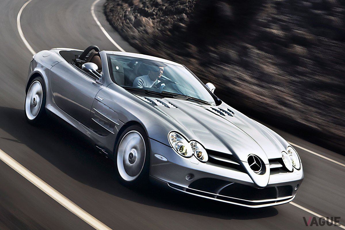 横転時の安全確保とボディ剛性を高めるために、シート後部にセーフティロールケージを装備