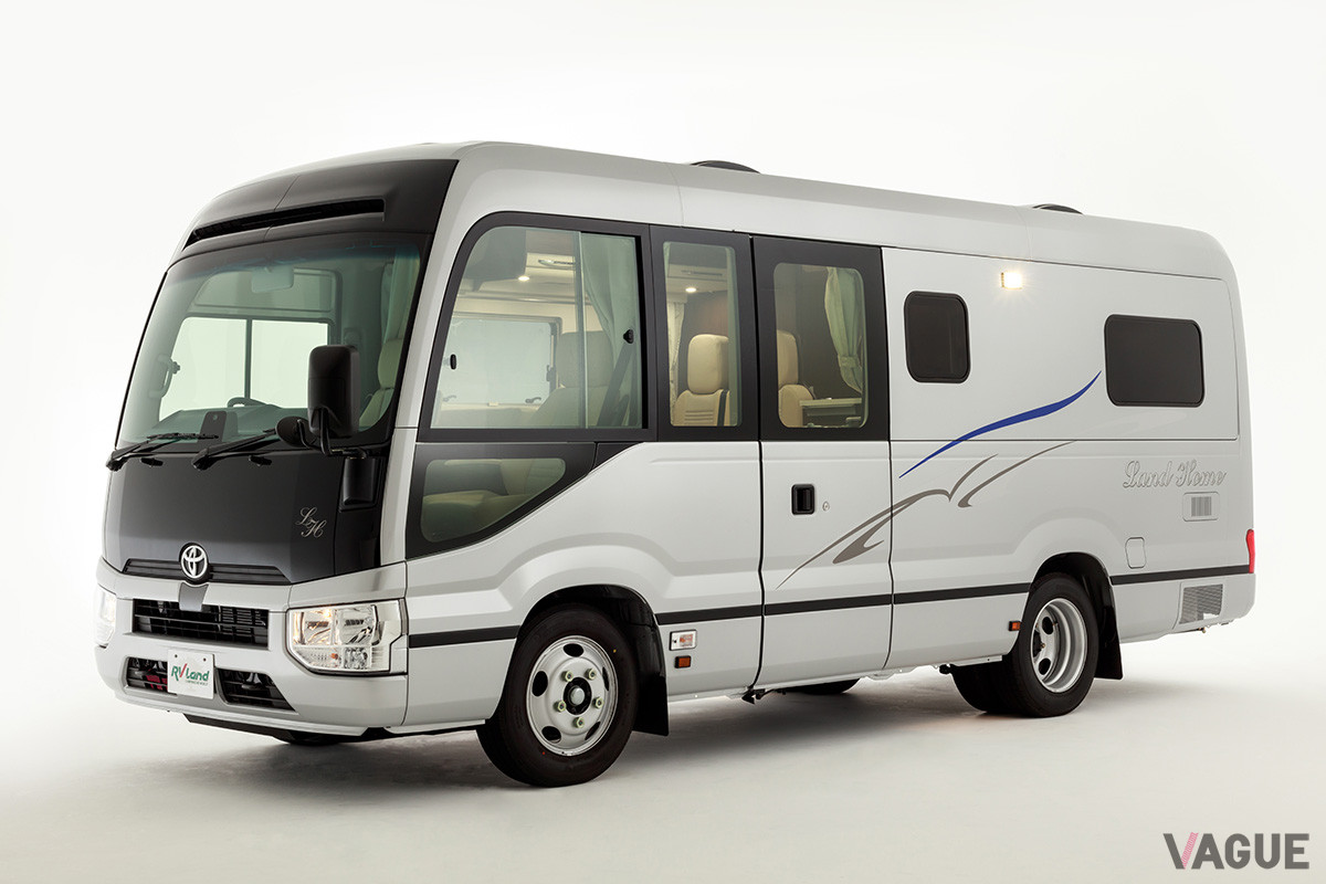 「ランドホームコースター」はRVランドが手がけるバスコン。快適装備をしっかり稼働させるべく、サブバッテリーシステムも完備する