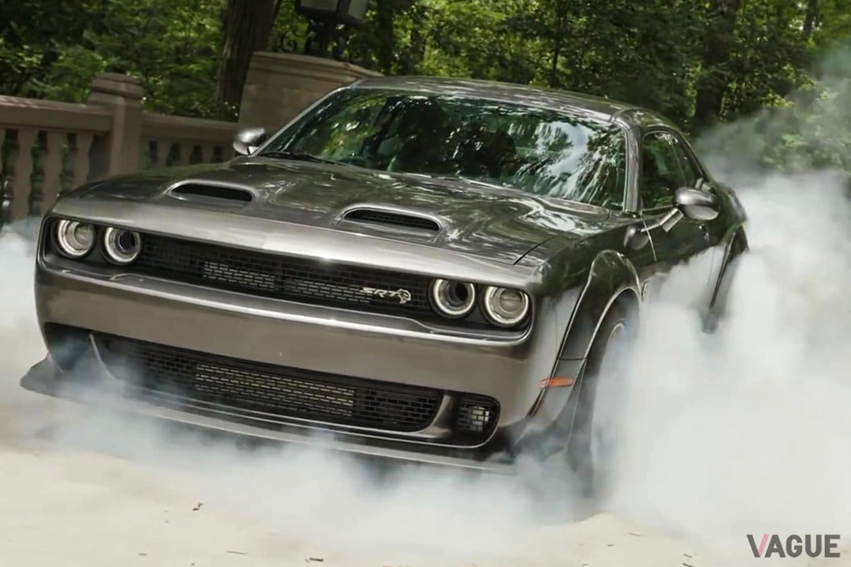 ワイルドなマッスルカーメーカーだけあって、一部車種にはラインロックが標準装備されている。これはフロントブレーキのみロックさせることで、バーンアウト（写真）を可能にする機構だ（C）Dodge（YouTube）