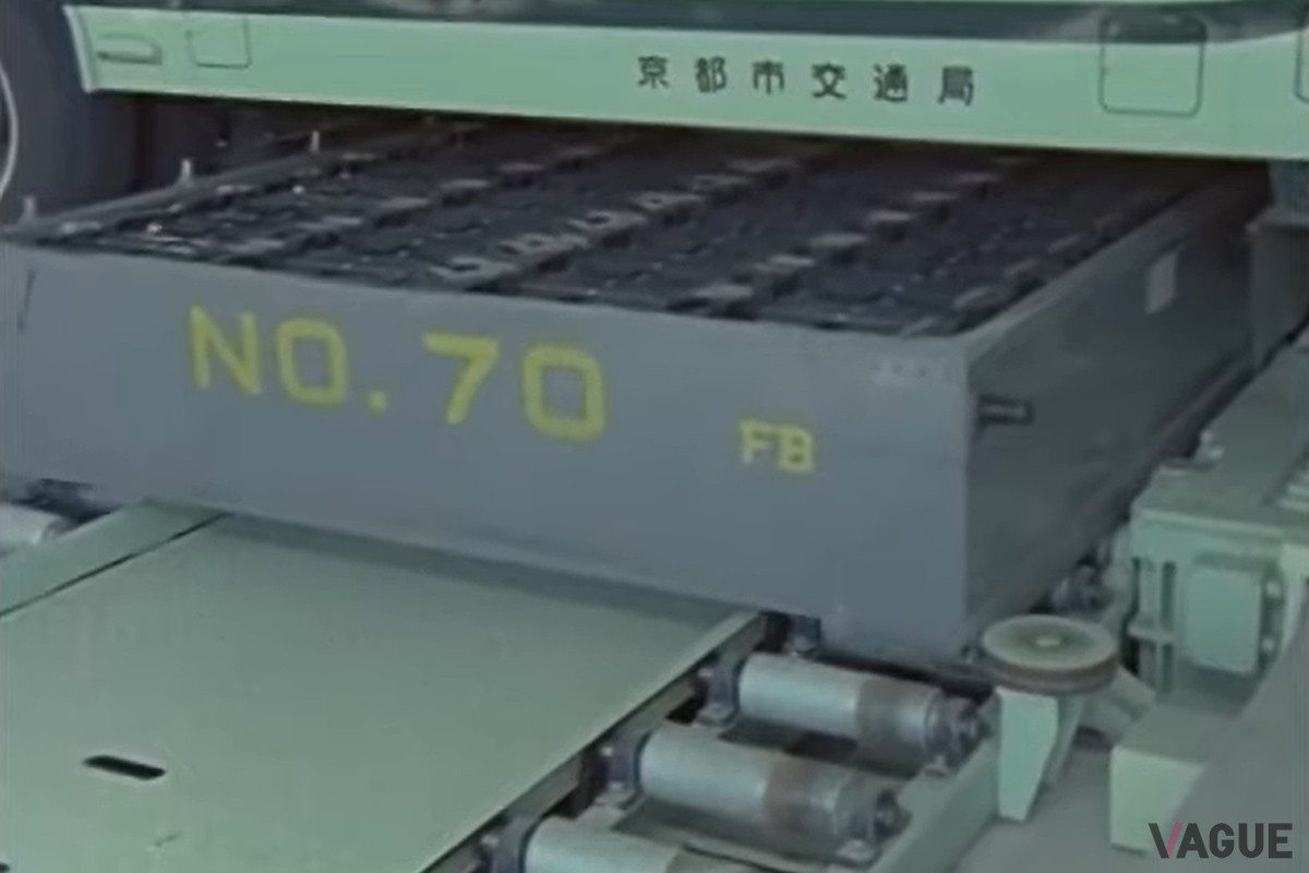 1982年当時に発表された京都市営バスのバッテリー交換所の映像。車体下から交換するというアイデアは、ベタープレイスやテスラと同じ（C）NPO法人科学映像館（YouTube）