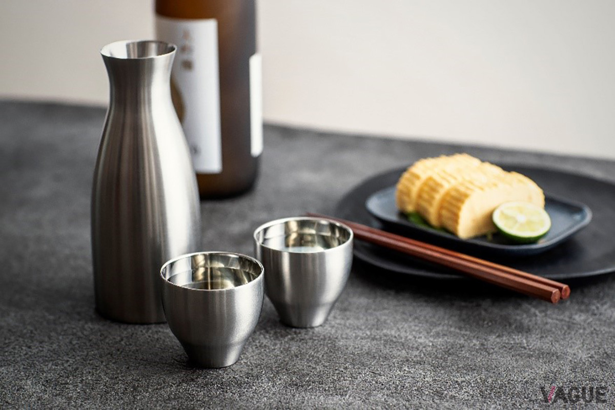 日本酒のおいしさを左右する温度をキープするのに最適な、魔法びん技術を応用した「酒器セット（ACF-38）」。冷酒も燗も長時間、飲みごろの温度をキープできる