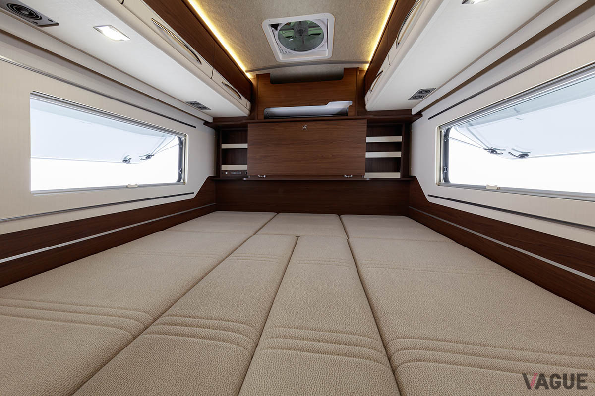 バスコンならではの広々としたキャビンが印象的。乗車定員は10名、就寝可能な人数は5名を確保した