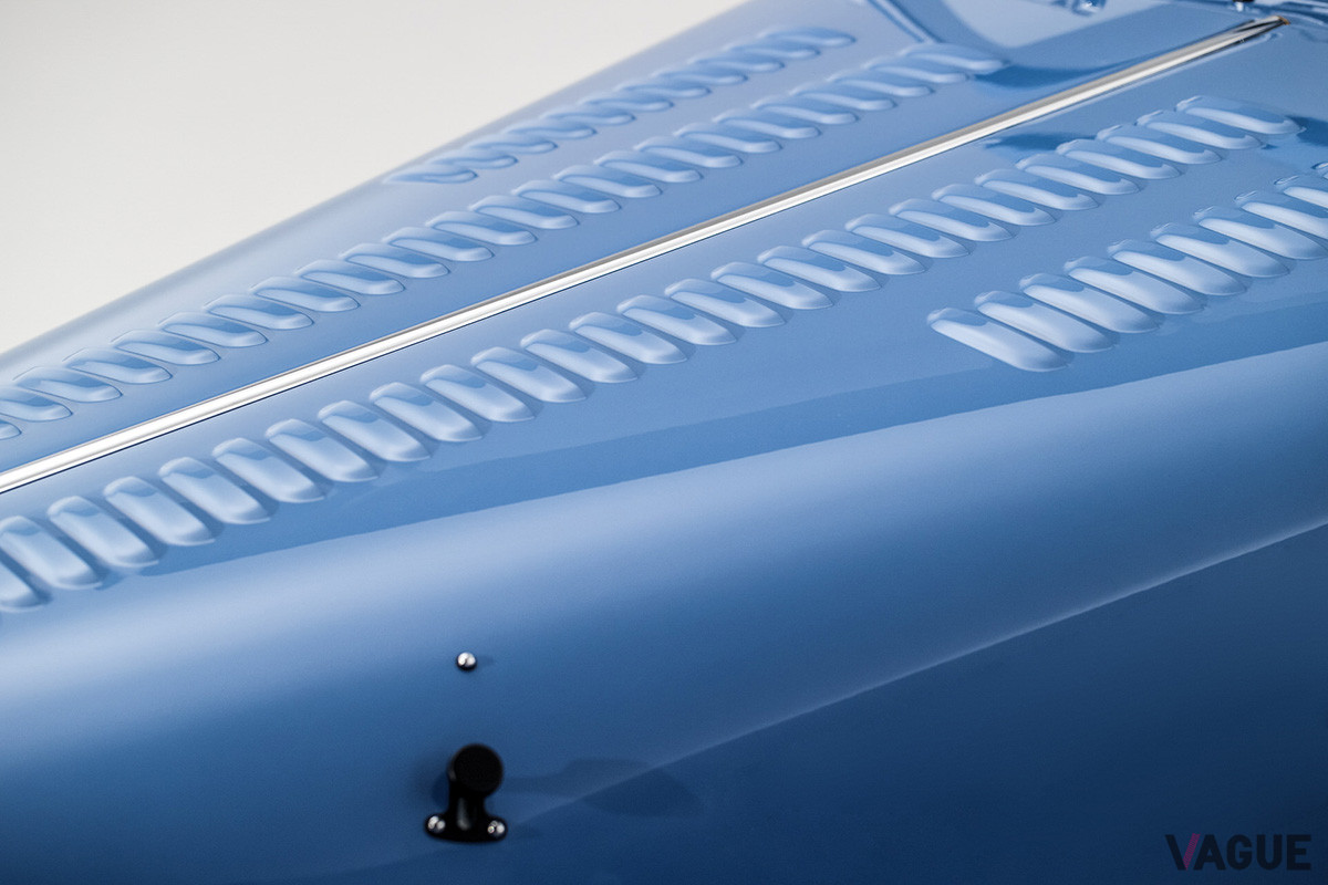 ボンネットの下にはBMW製の4.8リッターV型8気筒（N62）が収まっている