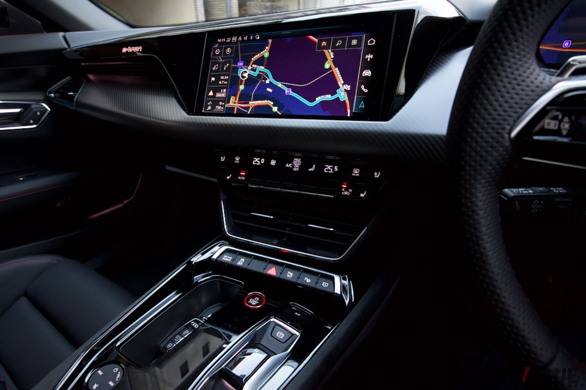 物理スイッチの数が多いので、従来車から乗り換えた時の違和感は少ない