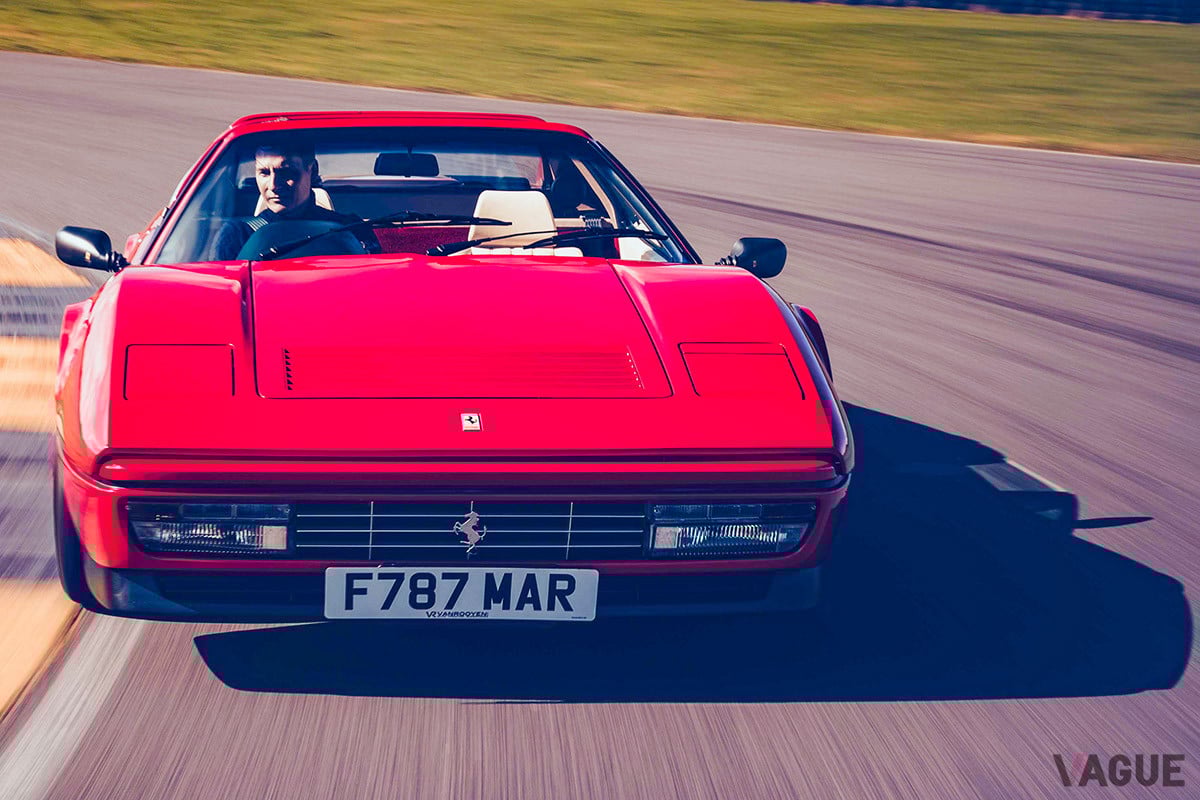 映画のオープニングからエディ・マーフィ演じるアクセルがドライブするシーンで登場するフェラーリ「328GTS」