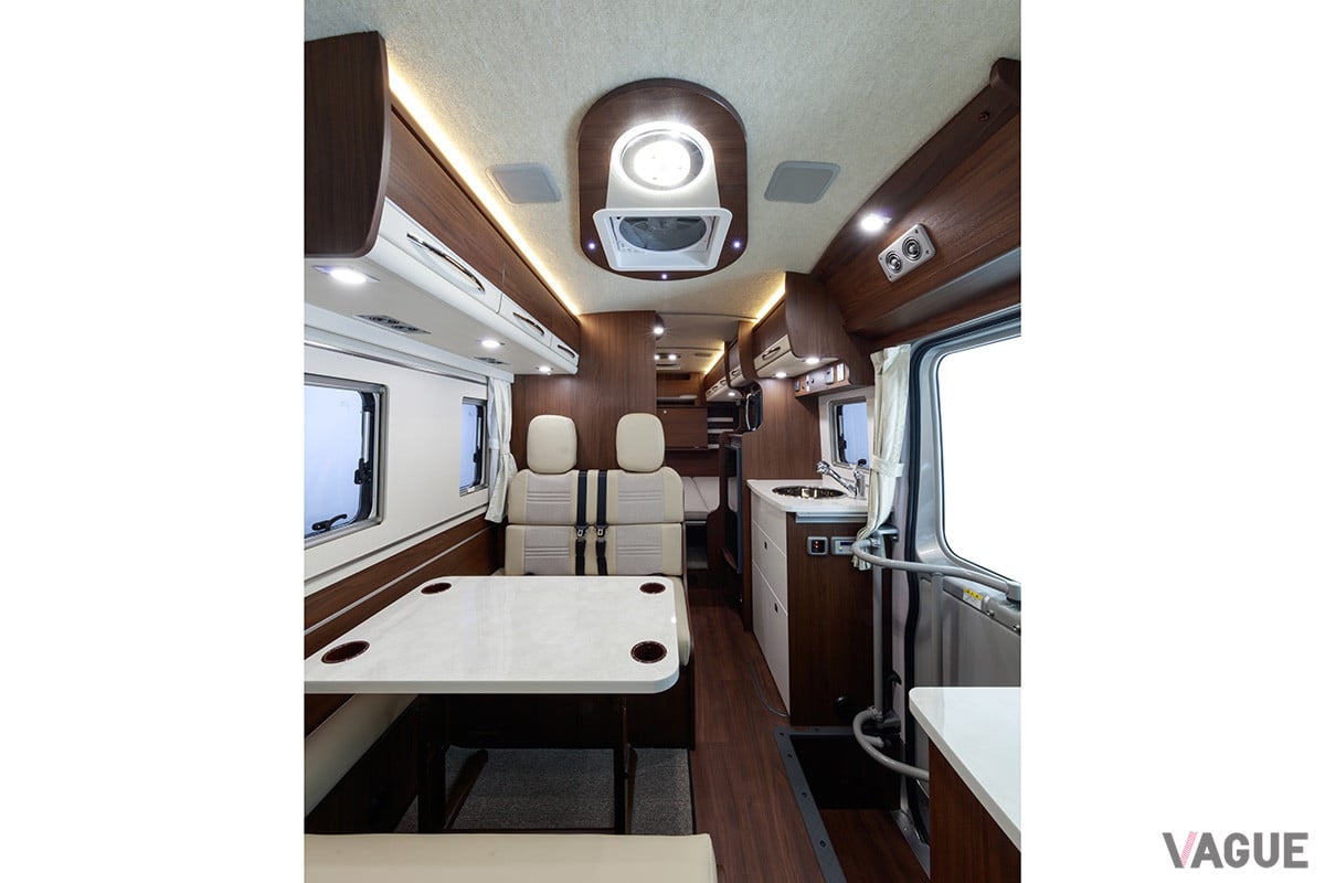 エンジンを止めた状態でも車内を温められるFFヒーターやエアコンなど、居室を快適に保つ装備類も充実している。