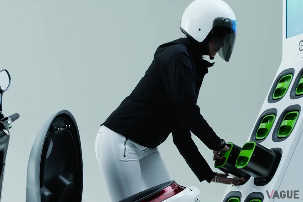 eバイクはふたつの筒型バッテリーを搭載。満充電時の走行可能距離は150kmほど。スペック上の最高時速は90km／hにおよび、回生ブレーキを備えている（C）GOGORO（YouTube）
