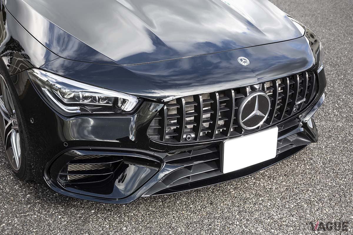垂直ルーバーが特徴のパナメリカーナグリルを装着