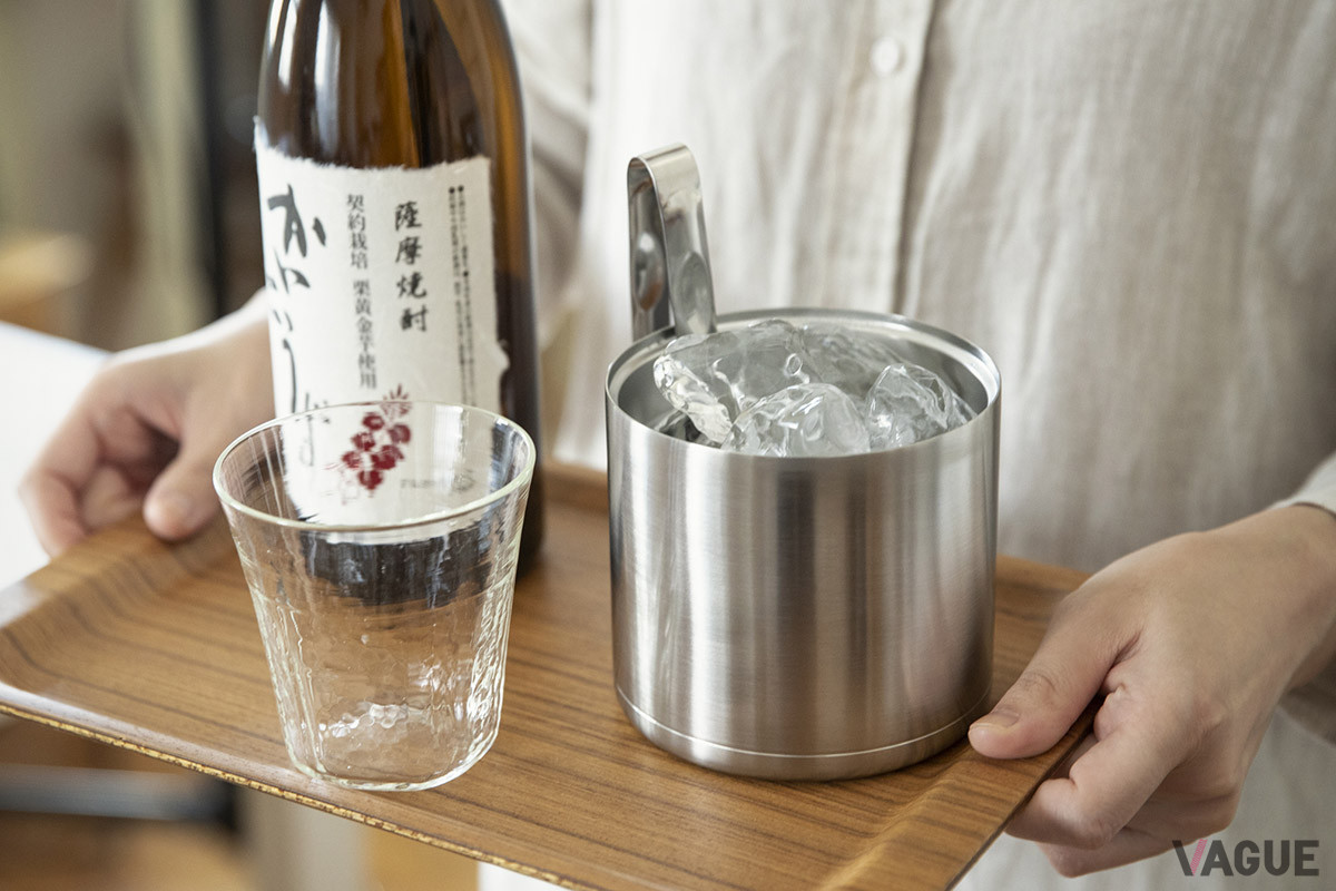 真空二重構造で、長時間、氷が溶けにくい「ミニアイスペール（IBC-55）」。結露しないため卓上をぬらす心配もなく、氷を取りにキッチンへと往復する手間もはぶける