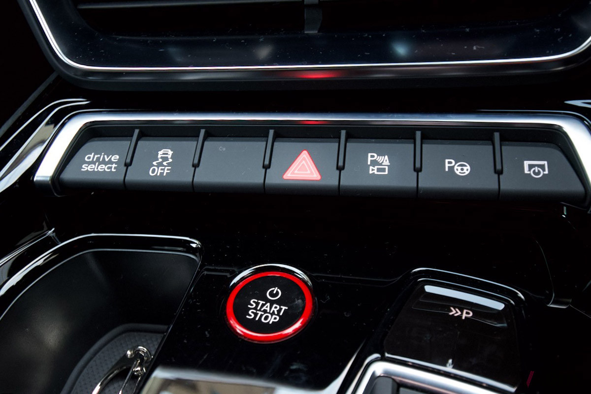 物理スイッチの数が多いので、従来車から乗り換えた時の違和感は少ない