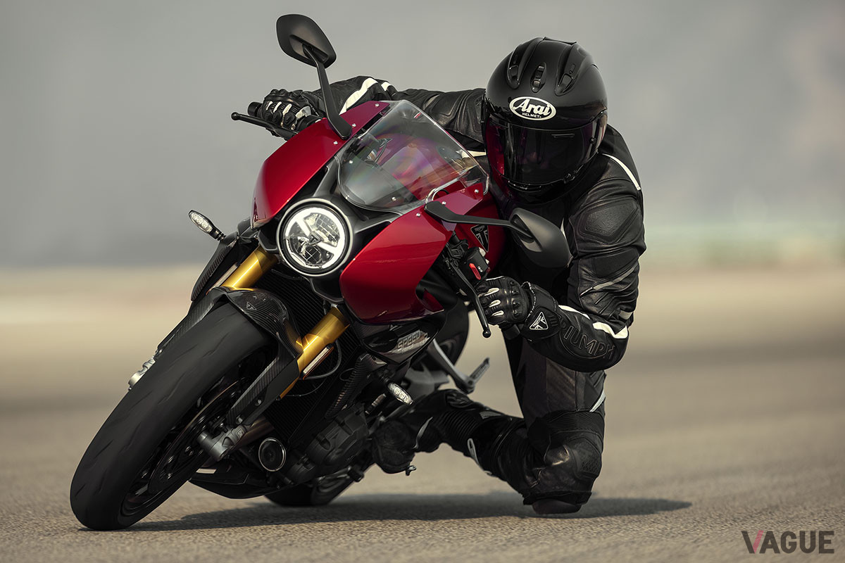 「Speed Triple 1200 RR」は電子制御デバイスが先進的。車体姿勢に応じて効きを適切に調整するコーナーリングABSやトラクションコントロールなどを備えている