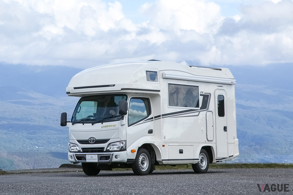 2021年、人混みを避ける旅のスタイルとして、はたまた、リモートワークの拡大とともに場所に縛られない居住スタイルのツールとして注目を集めたキャンピングカー。最新モデルは豪華装備が充実している