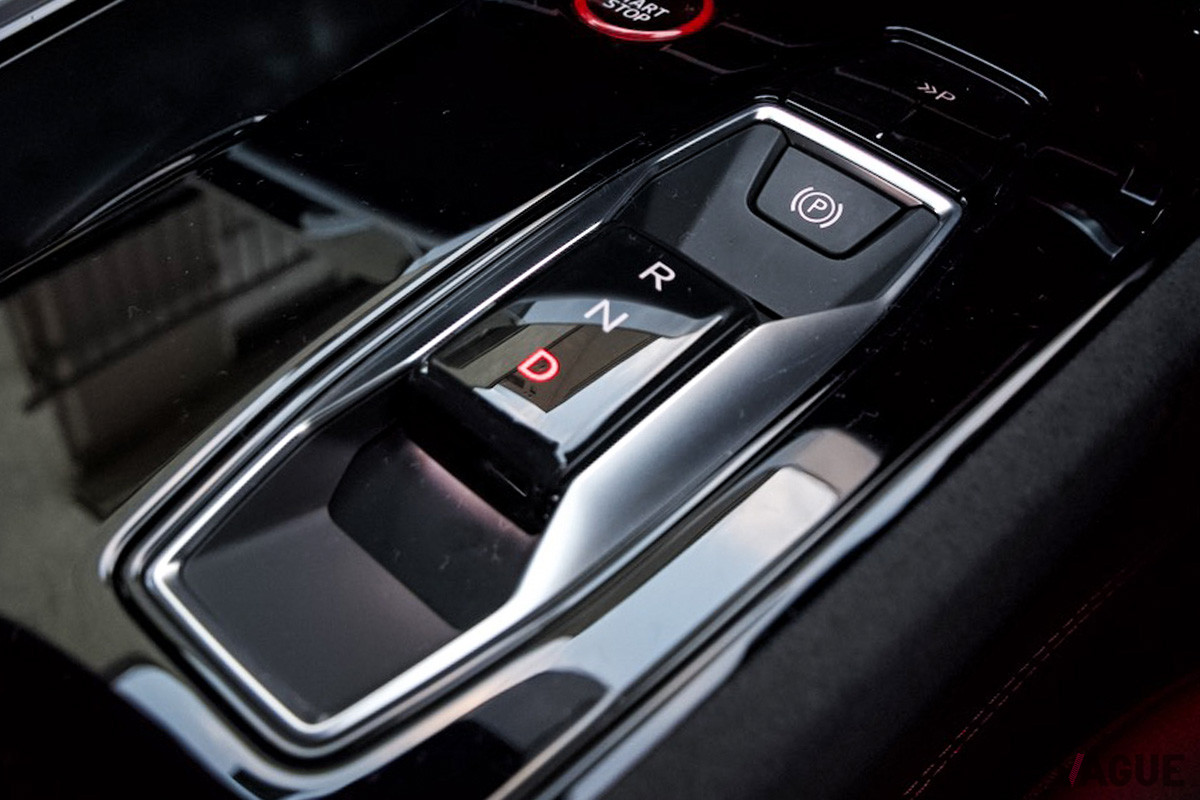 トランスミッションは、フロント1速／リア2速