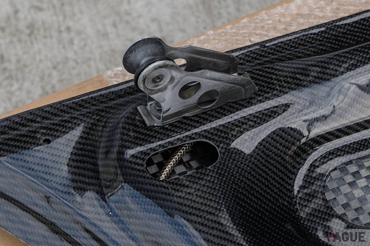 純正ボンネットと同じリブ構造にして、金具などもそのまま取り付けられるようになっている