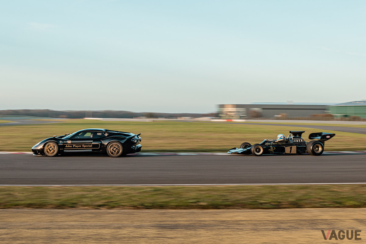 往年のF1であるロータス・フォード72Eとラドフォード「タイプ62-2」
