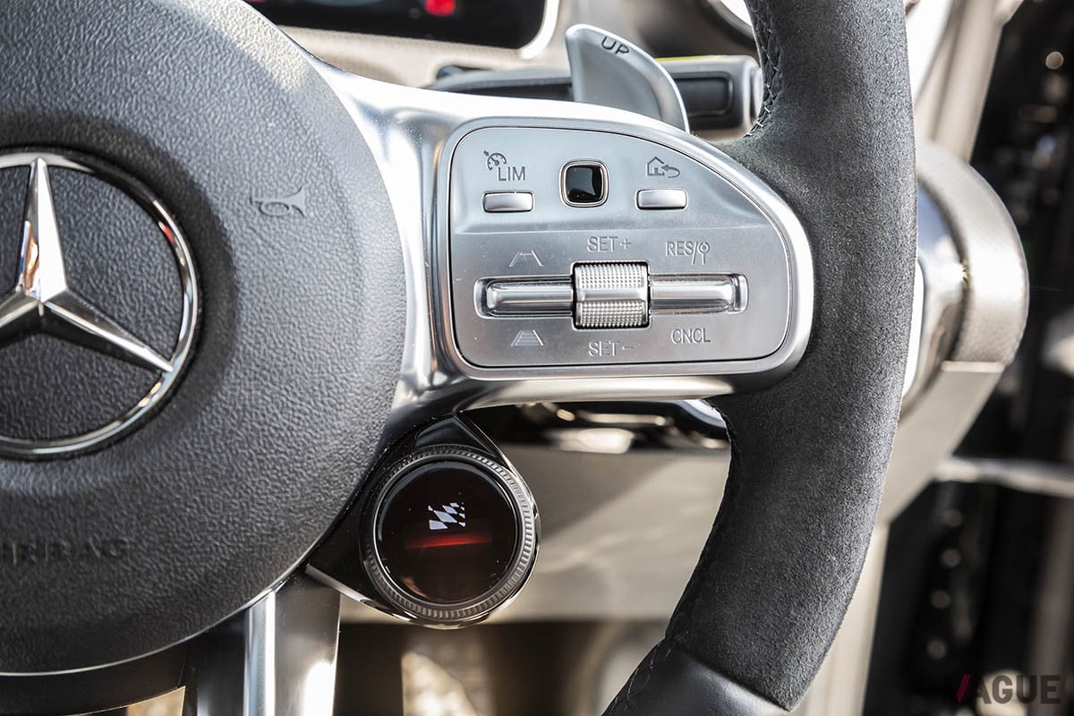 AMGドライブコントローススイッチは、ステアリングから手を離さずに操作可能