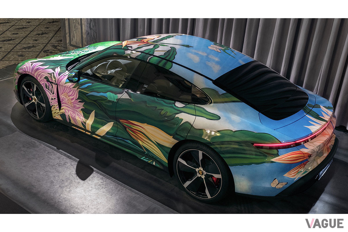 アメリカ人アーティストのリチャード・フィリップス氏によるタイカンのアートカー。EVのクリーンさと自然を融合させた1台で、空をバックに花や葉が描かれている（C）Porsche