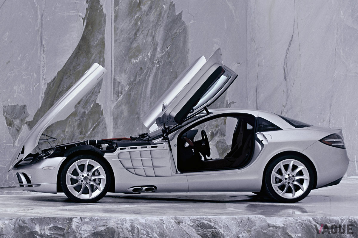 フロントのボンネットとドアの開き方が特徴的