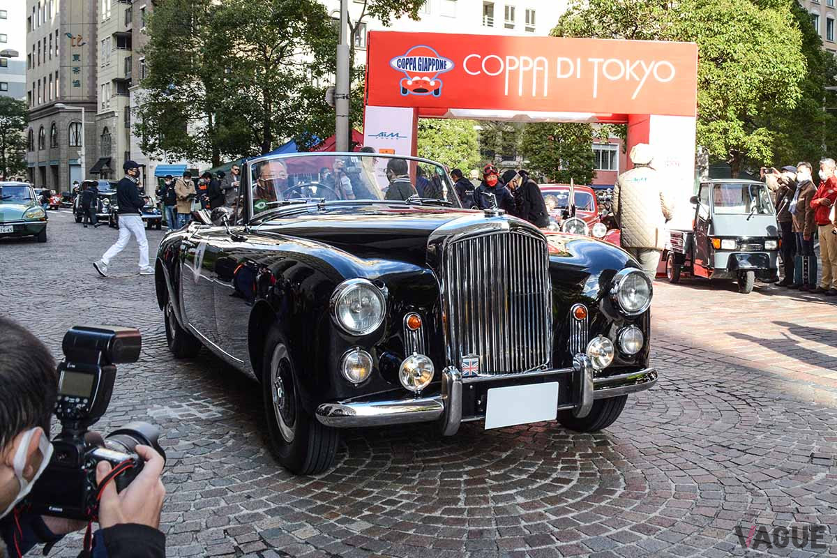 先導グループの1台としてスタートしてゆくベントレー「Rタイプ・グラバー製DHC」。世界で3台のみが製作された超希少車だ