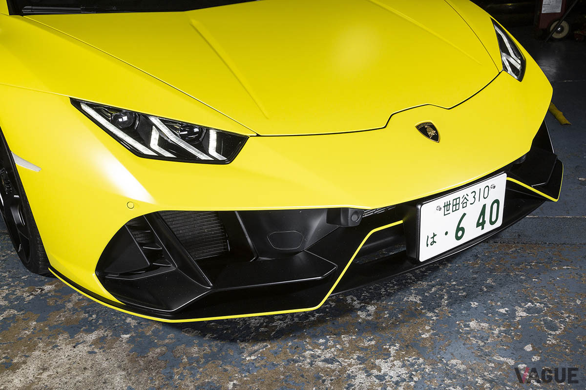 「ウラカンEVO」のフロントバンパーは複雑な形状。ウラカンはフロントバンパーのデザインでモデルの見分けができる