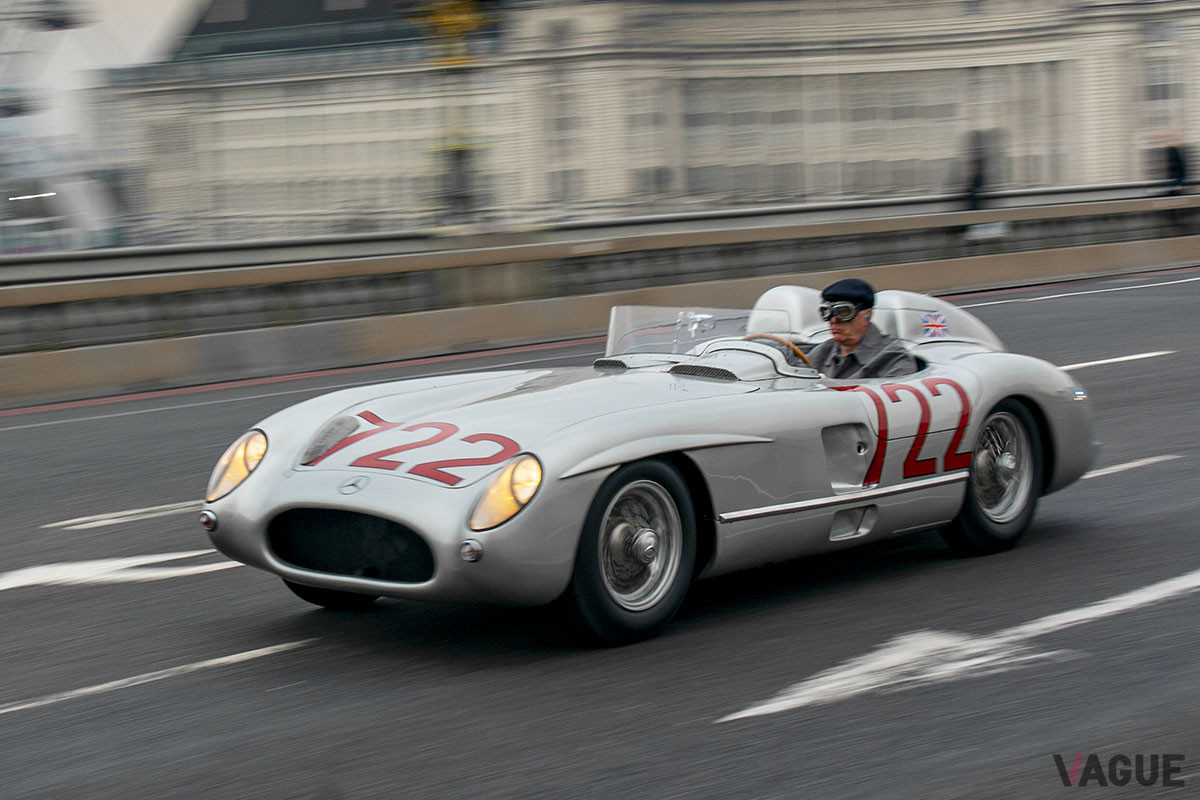 ウェストミンスター橋を走る300SLR「722」