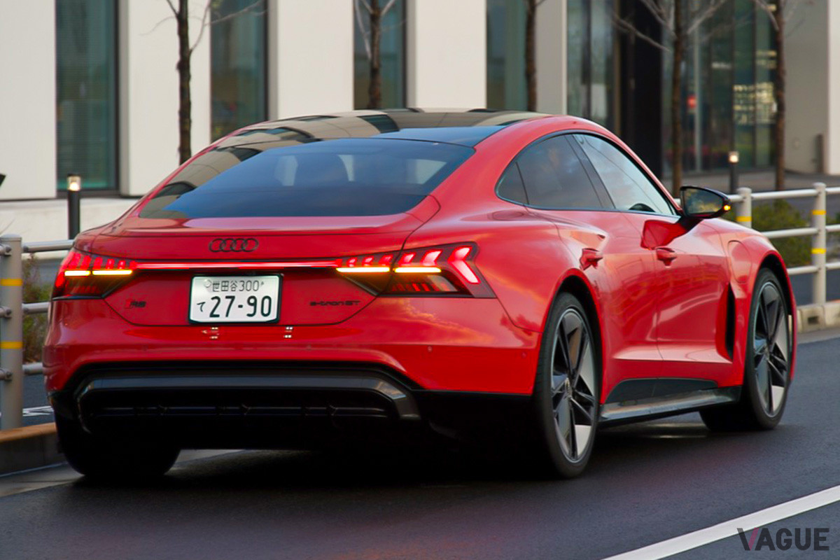 特徴的なデザインのLEDリアライトのダイナミックターンインディケーターは非常に視認性が高い