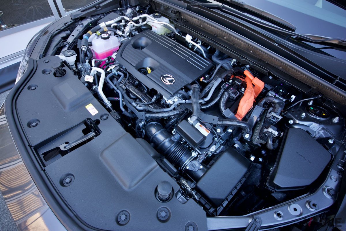 「NX450h＋」は2487cc直列4気筒エンジンにプラグインハイブリッドシステムが組み合わされる