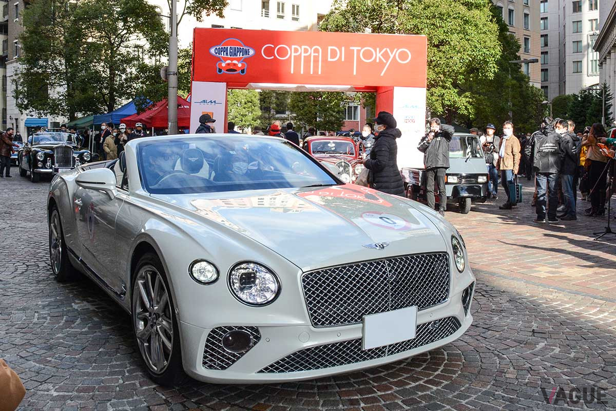 先導グループをさらに先導する、最新のベントレー「コンチネンタルGTコンバーチブル」