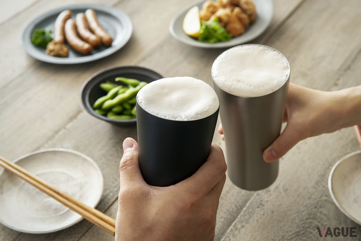 魔法びんに使われる真空二重構造による優れた保温保冷効果で、お酒の飲みごろの温度を長時間キープ。同時に、結露などのストレスも解消したピーコック魔法瓶工業の酒器「おうち居酒屋」シリーズ