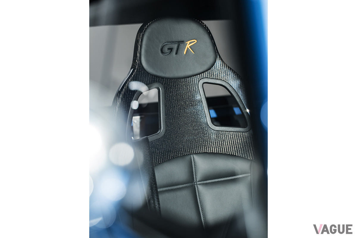 シートのヘッドレスト部分には「GTR」の文字