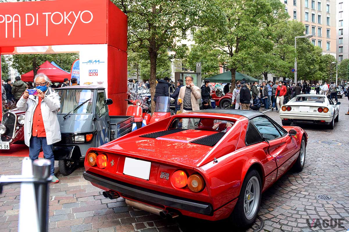 汐留イタリア街をゆるゆると進む、V8フェラーリたち