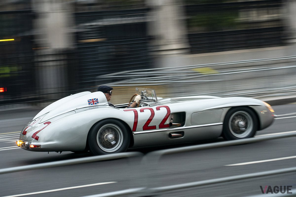 ショートムービー「ザ・ラストブラスト」は、ロンドン市警の白バイに先導されたメルセデス・ベンツ300SLRが主役