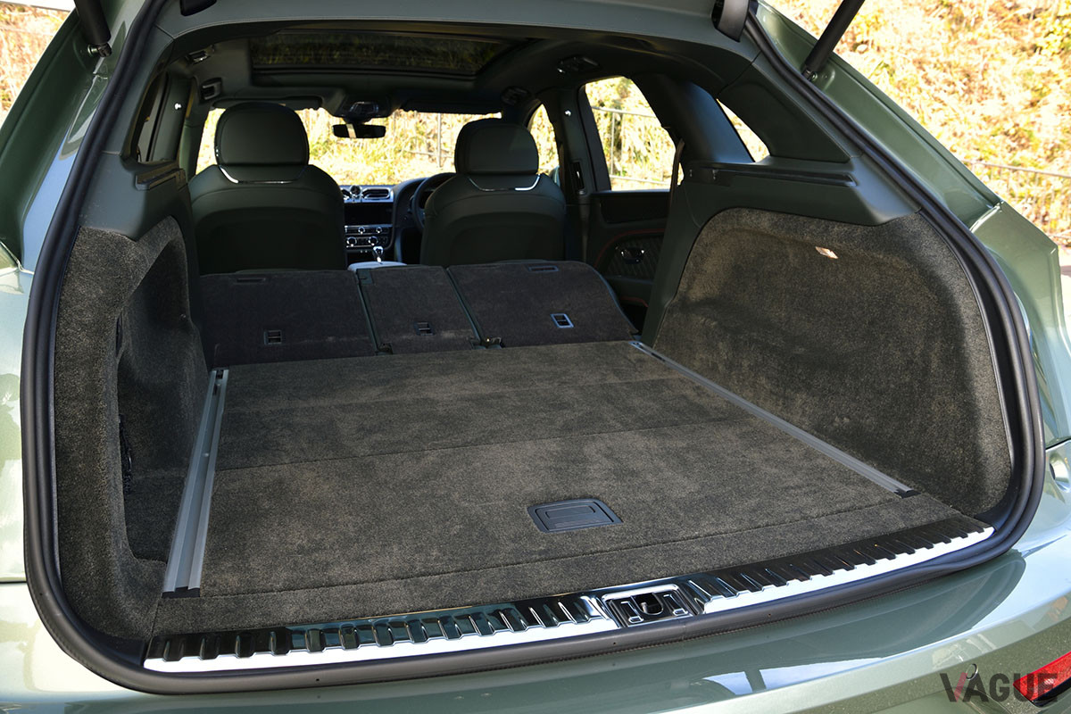 5シートの場合、リアシートは2：1：1の分割可倒式だ