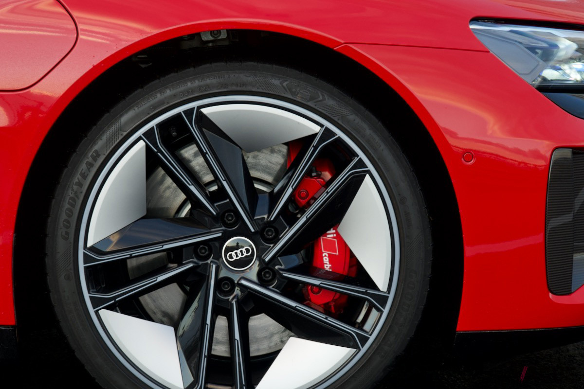 車両前後に配置された2基のモーターがそれぞれ前輪と後輪を駆動する