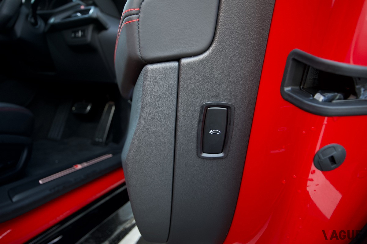 フロントのフードを開くスイッチはドアパネルに設置されている