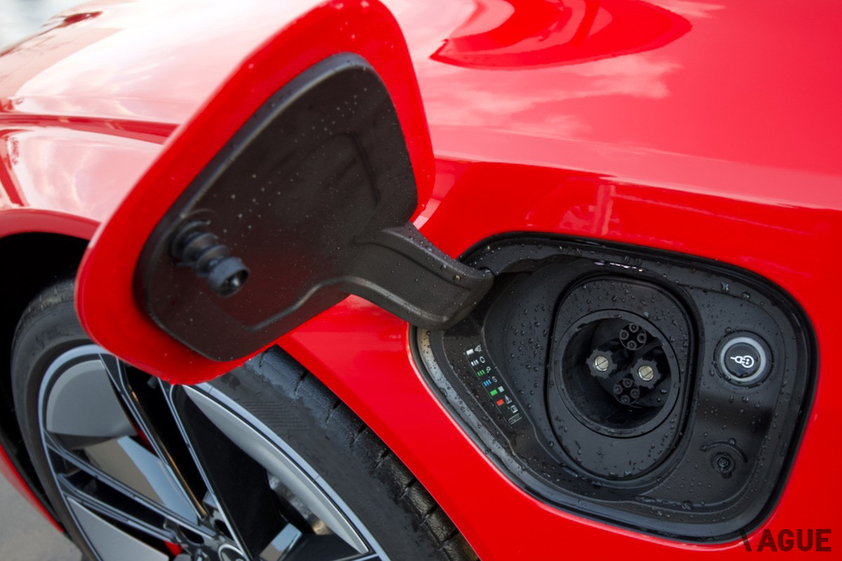 フロント左が急速充電（DC）、フロント右が普通充電（AC）となっている