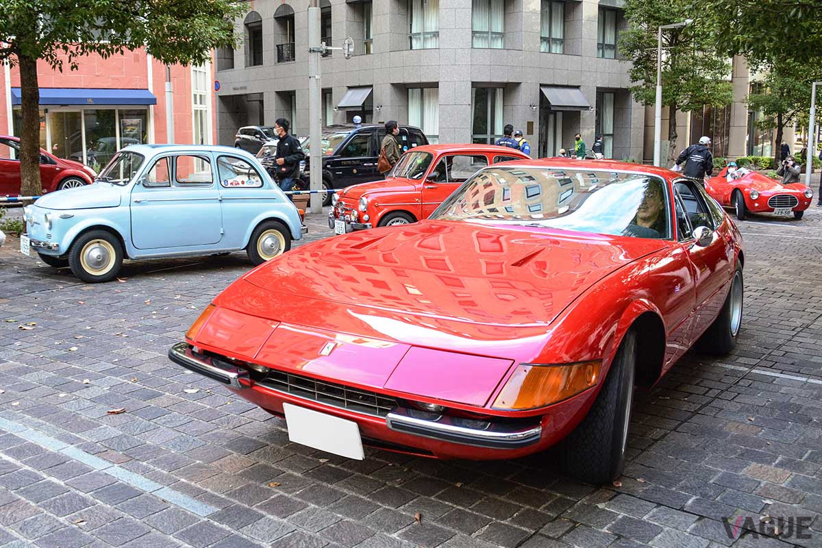 汐留イタリア街に到着したフェラーリ「デイトナ」と小さなフィアットたち