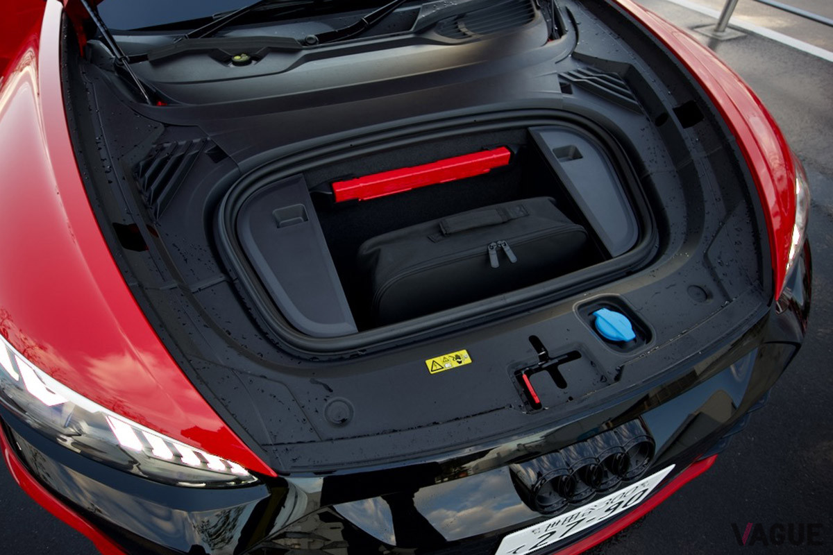 フロントには充電ケーブルなどを積載して置けるだけのスペースが確保されている